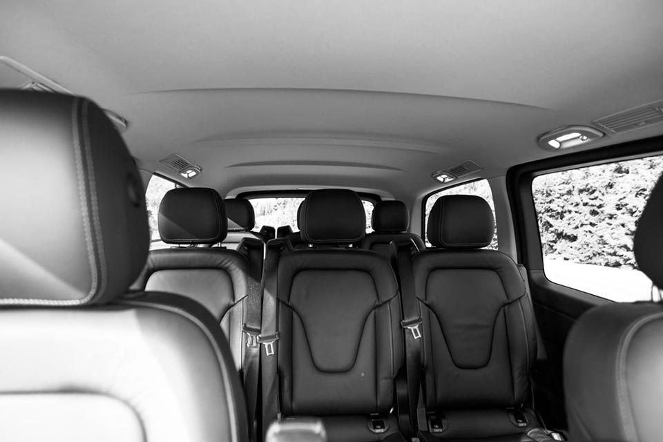 Interior espacioso taxi 7 plazas con asientos de cuero